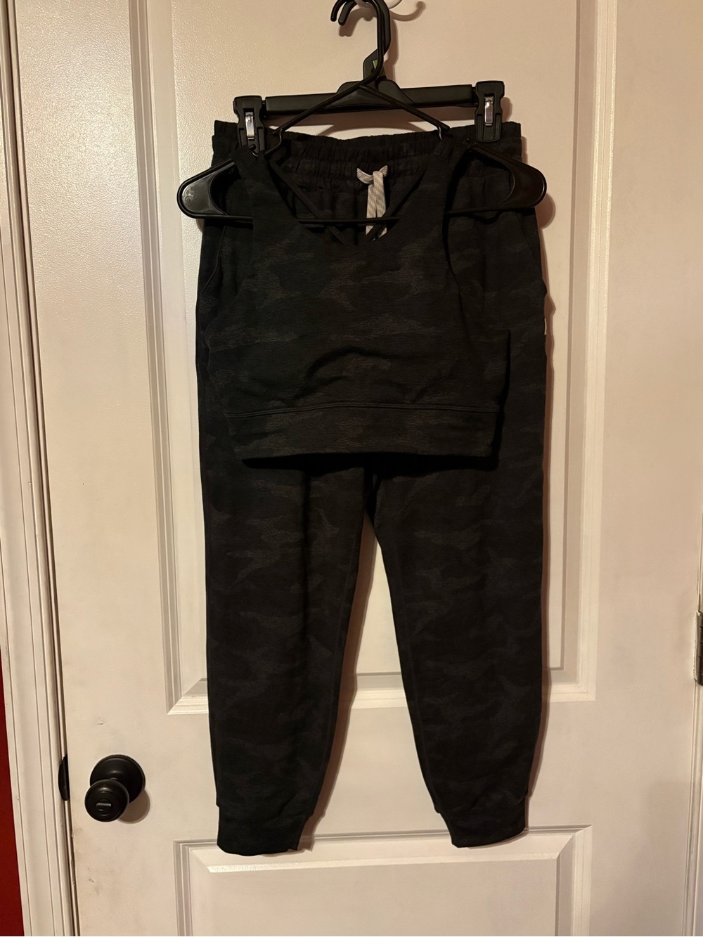 Vuori Woman’s Camo joggers and bra set